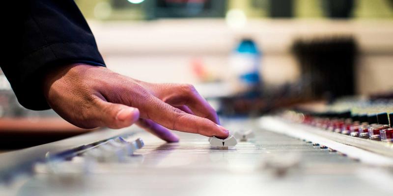 未来科技与社交网络：算法如何加剧政治极化与信息茧房，元宇宙是解药还是新牢笼？