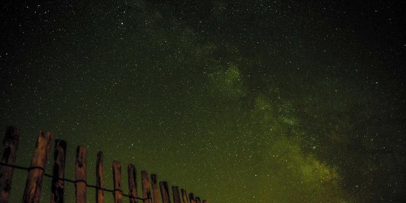 社交网络与孤独感悖论：超连接时代为何我们感到更加孤独？